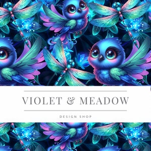 以下が含まれることがあります： 濃い青色の背景に、大きな目をした青と緑の鳥、トンボ、光る花が描かれた幻想的なデザインのシームレスパターン。白いバナーに「VIOLET & MEADOW DESIGN SHOP」の文字が表示されています。