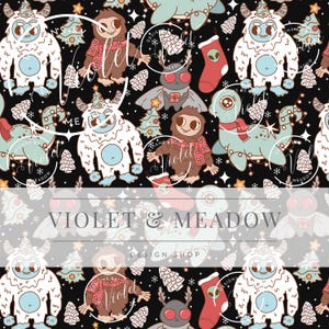 以下が含まれることがあります： 黒い背景に、漫画のキャラクター、クリスマスツリー、お祝いの靴下が繰り返されるパターン。キャラクターには、イエティ、サスカッチ、角のある生き物が含まれます。「VIOLET & MEADOW DESIGN SHOP」の文字も表示されています。
