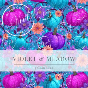 Può includere: Motivo ripetuto con vivaci zucche viola, turchese e magenta, decorate con glitter e su sfondo turchese con stelle. Il design include fiori arancioni e viola, e il testo "VIOLET & MEADOW DESIGN SHOP".