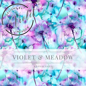 Puede incluir: Un patrón sin costuras que presenta ilustraciones de diente de león de estilo acuarela en tonos de morado, azul y rosa. El fondo es azul claro con acentos blancos. El texto "Designs by Violet Meadow" está en un círculo en la parte superior del patrón.