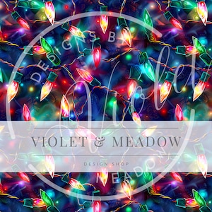 Puede incluir: Un patrón sin costuras que presenta un diseño repetitivo de luces navideñas coloridas sobre un fondo azul oscuro. Las luces están dispuestas en un patrón aleatorio y brillan intensamente. El patrón es perfecto para usar en manualidades navideñas, scrapbooking y otros proyectos creativos.