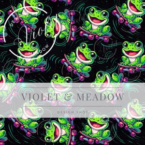 Peut inclure: Un motif sans couture représentant des grenouilles vertes sur des planches à roulettes sur un fond noir avec des tourbillons vert néon et violet. Le texte "Violet & Meadow Design Shop" est en bas de l'image.