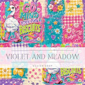 Könnte beinhalten: Ein skurriles Design mit einer Gans, die eine rosa Schleife, einen Schal und Cowboy-Stiefel trägt. Der Text "GO MIND YOUR OWN BISCUITS" ist in einer farbenfrohen, verspielten Schriftart dargestellt. Der Hintergrund ist ein Patchwork aus floralen Elementen.