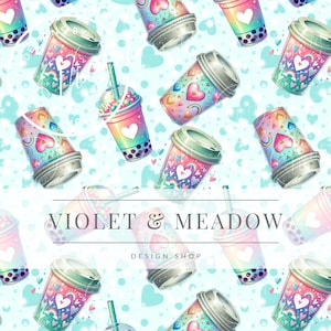Könnte beinhalten: Ein nahtloses Muster mit bunten Bubble-Tea-Bechern mit Herzen, Sternen und Regenbögen auf hellblauem Hintergrund. Der Text "Violet & Meadow Design Shop" ist mittig unten im Muster platziert.