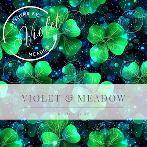 Może przedstawiać: Wzór bez szwów z zielonymi czterolistnymi koniczynkami na ciemnoniebieskim tle z błyszczącymi niebieskimi i białymi cekinami. Tekst "Designs by Violet Meadow" powtarza się w całym wzorze.