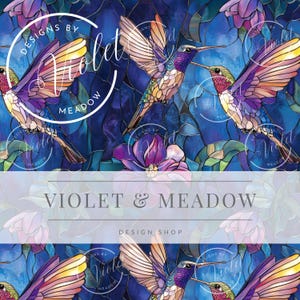 Könnte beinhalten: Ein Buntglasmuster mit Kolibris und Blumen in Violett-, Blau- und Gelbtönen. Der Text "Designs by Violet Meadow" wird im gesamten Muster wiederholt.