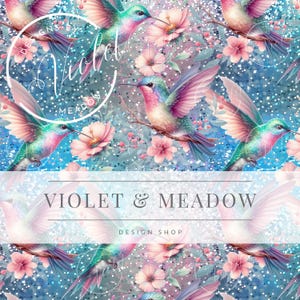 Puede incluir: Un patrón sin costuras con colibríes coloridos y flores rosas sobre un fondo azul brillante. El texto "Violet & Meadow Design Shop" está en la parte inferior de la imagen.