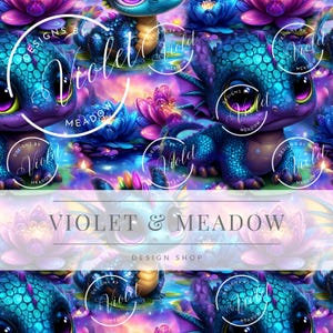 Könnte beinhalten: Ein lebendiger digitaler Kunstdruck mit Cartoon-Drachen in Blau-, Türkis- und Lilatönen, vor dem Hintergrund von Seerosen und einer verträumten, farbenfrohen Landschaft. Der Text "VIOLET & MEADOW DESIGN SHOP" wird angezeigt.