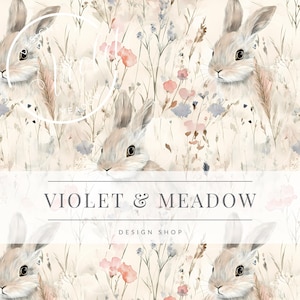 Peut inclure: Un motif sans couture avec des illustrations à l'aquarelle de lapins et de fleurs sauvages dans des tons de rose, bleu et marron. Le motif est sur un fond beige clair. Le texte "VIOLET & MEADOW DESIGN SHOP" est affiché en bas de l'image.
