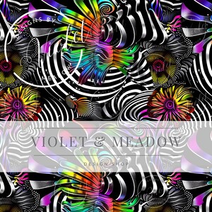 Può includere: Stampa digitale astratta con un design a spirale arcobaleno su sfondo a strisce bianche e nere. Il testo "Violet & Meadow Design Shop" è in basso nell'immagine.