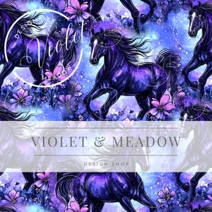 Könnte beinhalten: Ein nahtloses Muster mit schwarzen Pferden, die durch ein Feld mit lila und rosa Blumen laufen. Der Hintergrund ist ein Aquarell in Blau und Lila mit weißen Punkten. Der Text "Designs by Violet & Meadow" ist oben links sichtbar.