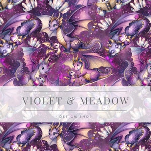 Op de afbeelding: Paarse en gouden draken met glinsterende vleugels en kristallen op een paarse en gouden galactische achtergrond. De tekst "Violet & Meadow Design Shop" staat onderaan de afbeelding.