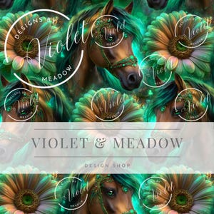 Op de afbeelding: Een digitaal kunstontwerp met een herhalend patroon van bruine paarden met turkooizen manen en met juwelen versierde teugels, tegen een achtergrond van grote, gestileerde bloemen in tinten turquoise, bruin en goud. De tekst "VIOLET & MEADOW DESIGN SHOP" is ook aanwezig.
