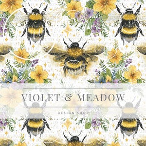 Pode incluir: Padrão repetitivo com ilustrações em aquarela de abelhas, flores amarelas e flores silvestres roxas em um fundo branco. O design inclui o texto "VIOLET & MEADOW DESIGN SHOP". As abelhas têm listras pretas e amarelas.