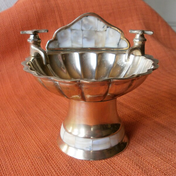 Brass soap dish in the shape of a washbasin with mother-of-pearl inlay decoration H: 12 cm