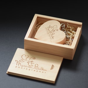 Holzherz USB-Schlüsselring Schlüsselbund mit Box - Walnuss-Ahornholz Hochzeit Geburtstagsspeicher - Personalisierte Lasergravur nach Maß 8-64GB