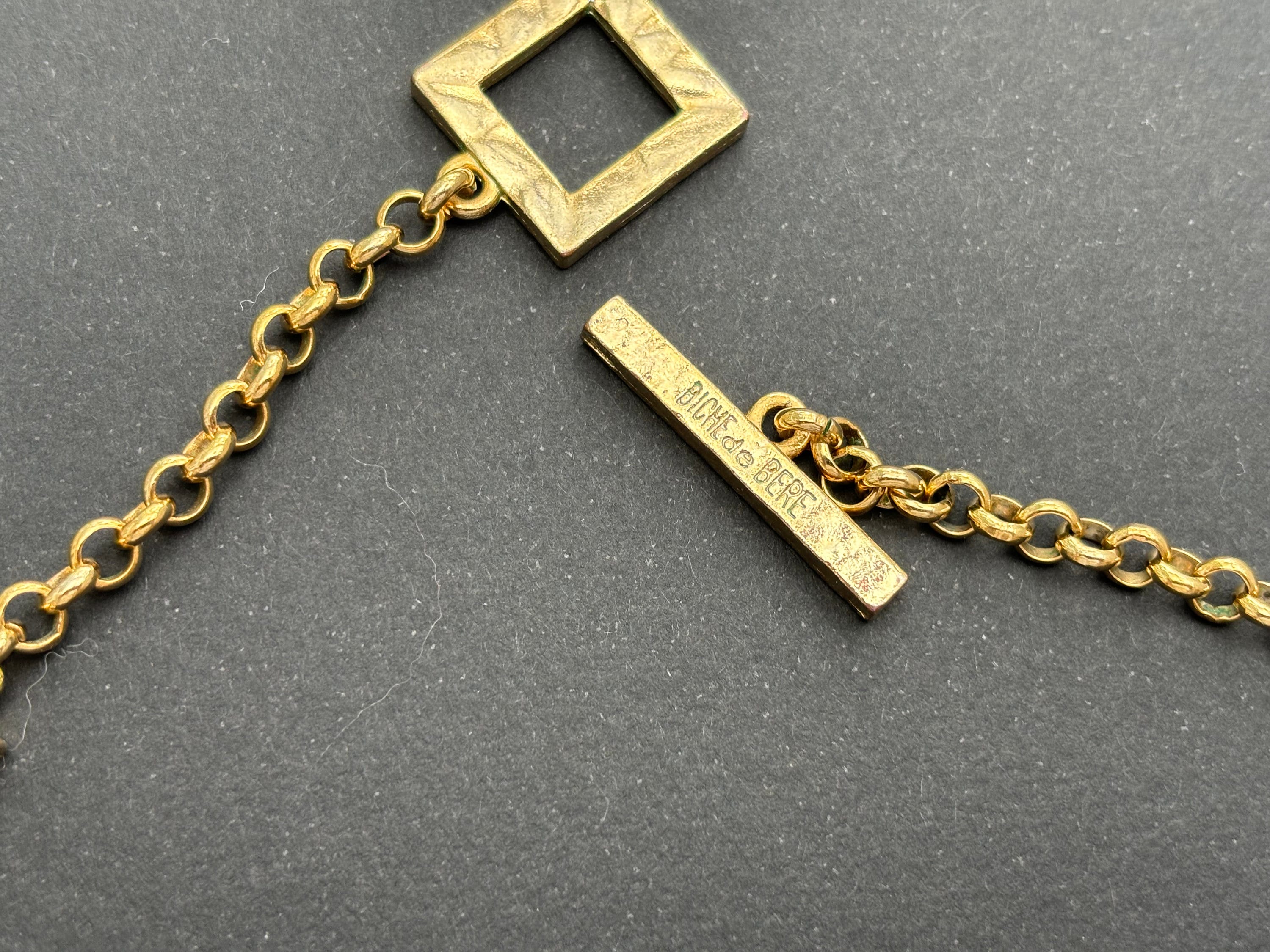 Collier Doré Moderniste Signé Biche De Bere - Vintage, Numéro 9, En Très Bon état