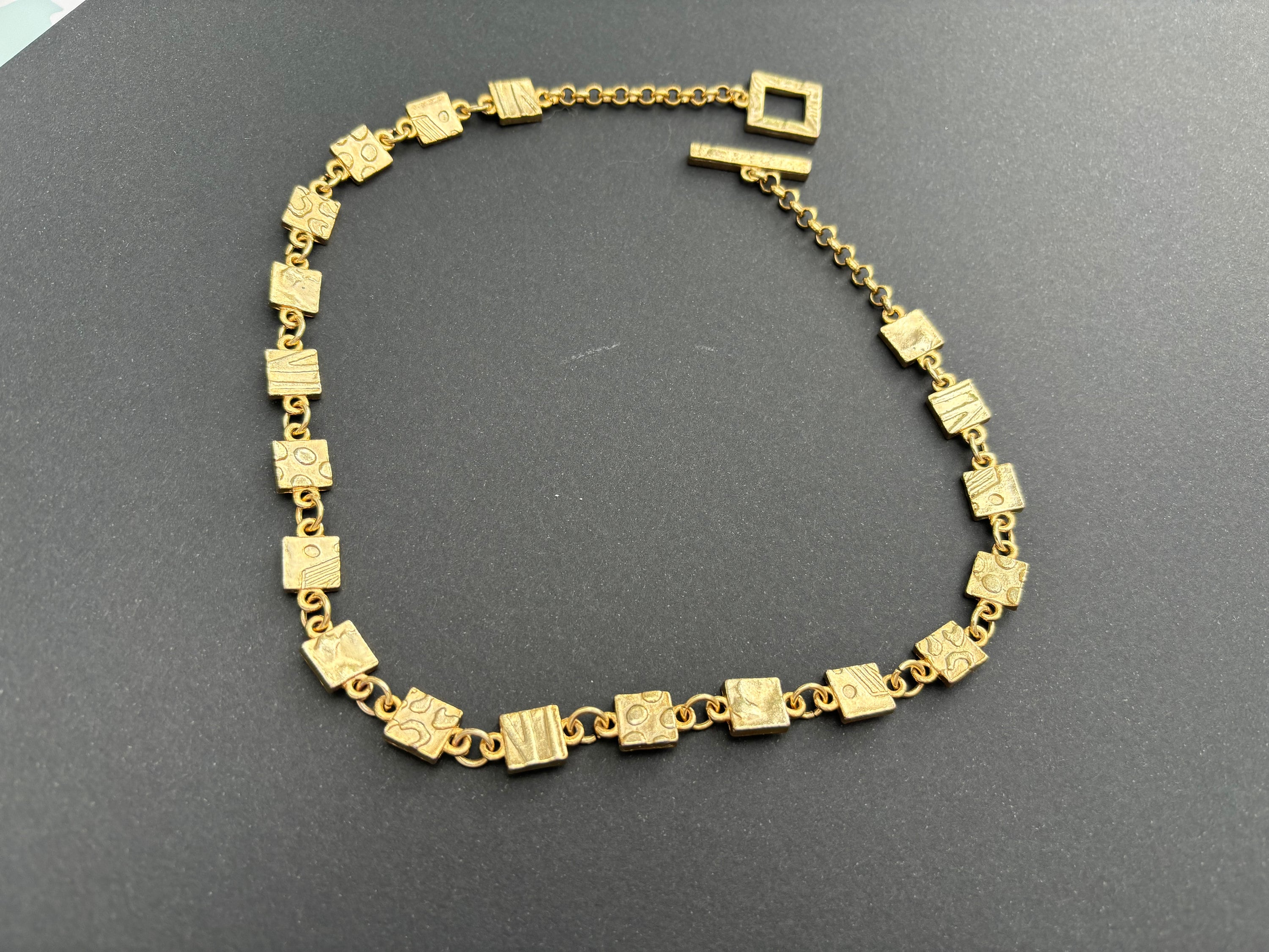 Collier Vintage Doré Moderniste Signé Biche De Bere - Numéro 9 - Très Bon état