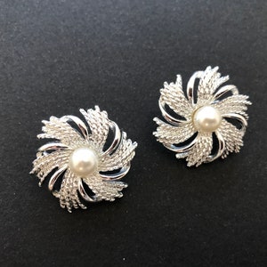 Vintage Signed Sarah Coventry Silver & Faux Pearl Clip on Earrings.