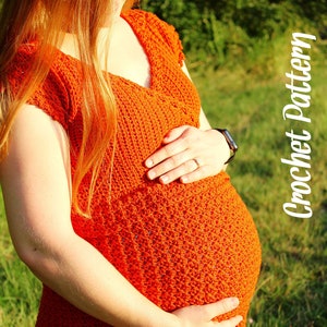 Puede incluir: Primer plano de una mujer con un top de crochet de color naranja brillante. El top tiene cuello en V y mangas cortas. El texto "Crochet Pattern" es visible en el lado derecho de la imagen.