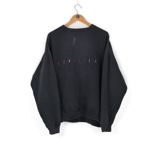 Lata 90. United Colors of BENETTON wielokolorowe logo szara bluza z okrągłym wycięciem pod szyją Rozmiar M L retro sweter oversize wyblakły sweter