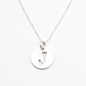 Colgante de disco con la letra J, collar con la letra de plata, colgante con la inicial J, collar con disco, colgante con la letra recortada, inicial minimalista, plata de Adina