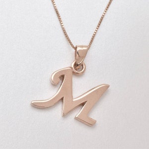 Colgante de oro rosa con la letra M, dije de letra, collar con la inicial M, colgante del alfabeto, inicial M mayúscula, colgante minimalista con la letra M