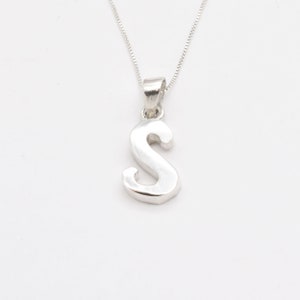 Colgante con la letra S, collar con la inicial S, colgante del alfabeto de plata, collar con la letra S grande, letra S mayúscula, colgante con escritura inglesa, regalo para ella
