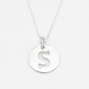 Colgante con letra S, collar con S grande, colgante con letra en forma de disco, collar redondo con el alfabeto, colgante con letra de plata, collar con inicial, plata de Adina