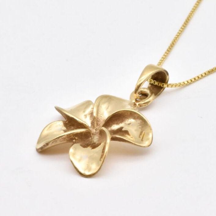 Ciondolo in ottone rodiato con fiore di plumeria in vero legno di