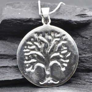 Statement Baum Halskette, Baum des Lebens Anhänger, Boho Halskette, Runder Silber Anhänger, Gravierte Baum Halskette, Silber Anhänger, Silber von Adina