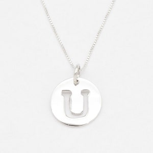 Colgante con letra U, collar con U grande, colgante con letra en forma de disco, collar redondo con el alfabeto, colgante con letra de plata, collar con inicial, plata de Adina