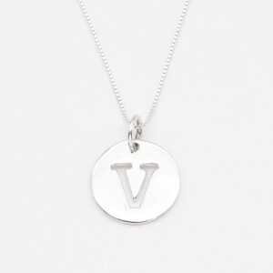 Colgante de letra V, collar con V grande, colgante con letra en forma de disco, collar redondo con el alfabeto, colgante con letra de plata, collar con inicial, plata de Adina