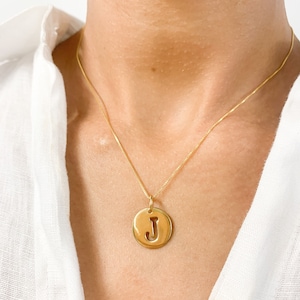Collar con inicial J, colgante con letra J dorada, collar con letra mayúscula, colgante con inicial, colgante con letra del alfabeto, inicial minimalista, para ella