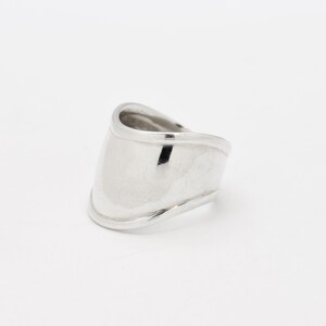 Anillo de plata tipo brazalete, anillo ancho de plata, anillo escudo, anillo largo, anillo llamativo, anillo espejo, anillo de plata de ley, anillo de plata 925, anillo guerrero imagen 3