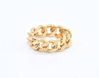 Könnte beinhalten: Ein goldener Kettenring mit einem dicken, klobigeren Design. Der Ring besteht aus einem einzigen, durchgehenden Kettenglied.