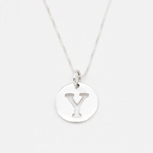 Colgante de disco con la letra Y, colgante de plata con la letra Y, collar con inicial, collar con disco, colgante con letra recortada, inicial minimalista, plata de Adina