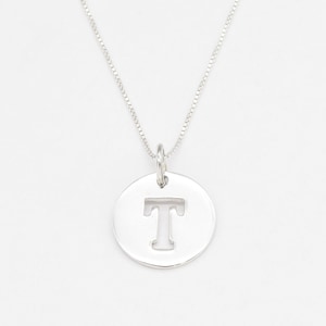 Colgante de letra T, collar con T grande, colgante con letra de disco, collar redondo con alfabeto, colgante con letra de plata, collar con inicial, plata de Adina