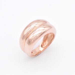 以下が含まれることがあります： 幅広で滑らかなダブルレイヤーのローズゴールドリングです。