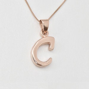 Colgante de oro rosa con C, colgante con C mayúscula, collar con inicial C, letra del alfabeto, oro rosa, collar con letra, inicial minimalista
