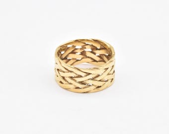 Flätad guldring, brett flätat band, flätad ring med statement-motiv, stapelbart flätat band, dubbelflätad ring, modern ring, silver från Adina