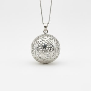 Pendentif boule en argent, collier floral, fleur de vie, collier sphère, collier sphère en argent, pendentif en argent, cadeau pour elle,