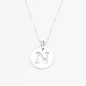 Colgante de disco con la letra N, colgante de plata con la letra N, collar con la inicial N, collar con disco, colgante con letra recortada, para ella, plata de Adina
