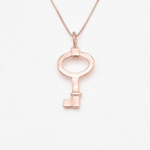 Colgante de llave de oro rosa, dije de llave vintage, collar de llave llamativo, colgante de llave esqueleto, collar minimalista, joyería de oro rosa, llave antigua