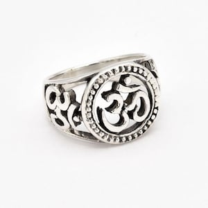Om Ring, Silver Om Ring, Signet Om Ring, Bohemian Ring, Meditation Ring, Symbol Ring, Spiritual Ring, Yoga Ring, Chunky Ring, 925 Silver