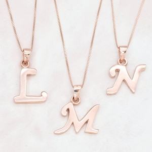 Colgante de letra de oro rosa, colgante de inicial de oro rosa, colgante de letra, colgante de inicial, collar de letra, bañado en oro rosa de 18 k, regalo para ella