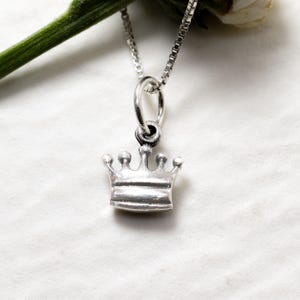 Colgante de corona delicada, collar de corona de plata, colgante de corona de la realeza, collar delicado real, dije de corona, collar de corona pequeña, collar de reina