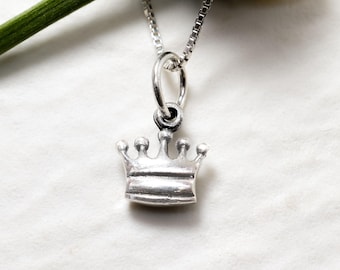 小さなケシパール　3連ロングネックレス　王冠のようなsilver留金 上品な王冠ペンダント、シルバーの王冠ネックレス、王族の王冠