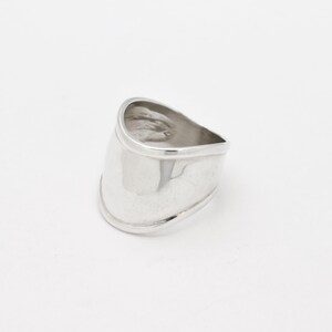 Anillo de plata tipo brazalete, anillo ancho de plata, anillo escudo, anillo largo, anillo llamativo, anillo espejo, anillo de plata de ley, anillo de plata 925, anillo guerrero imagen 8