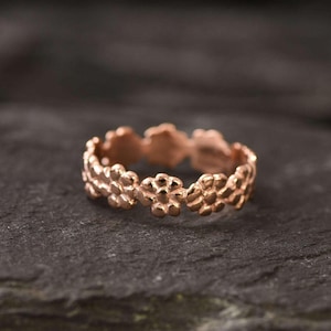 Gänseblümchen Eternity Ring, Rose Gold Band, Blumenband, Vergoldeter Ring, Stapelbar Band, Gänseblümchen Band, Floral Ring, zierliche Band, Rose Gold Vermeil